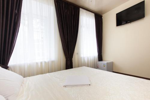 Hotel Cristal في أوديسا: غرفة نوم مع سرير مع لاب توب عليه