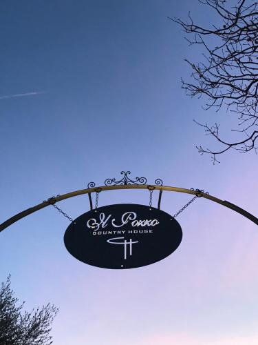 a sign hanging from a pole in the sky at Il Pozzo Country House in Collescipoli