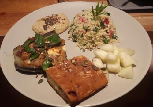 een witte plaat met vlees en groenten bij Le Castillou in Luc-sur-Aude