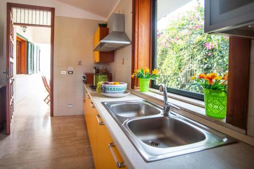 een keuken met een spoelbak en een raam bij Villa La Randa in Castellammare del Golfo
