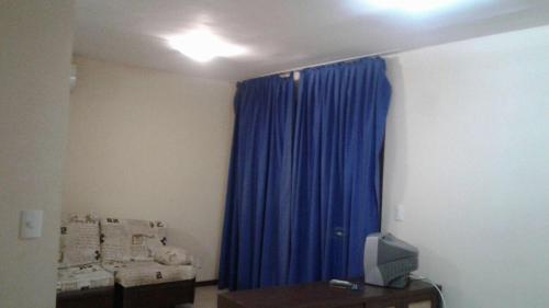 een kamer met een blauw gordijn in een kamer bij RESORT SOLAR PIPÁ CASA 24 in Pipa