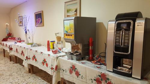 une table avec un chiffon de table et une télévision dans l'établissement Domus San Vincenzo, à Sant'Agnello