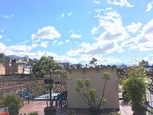 Aussicht vom Dach eines Hauses mit Pflanzen in der Unterkunft Hostal La Candelaria in Bogotá