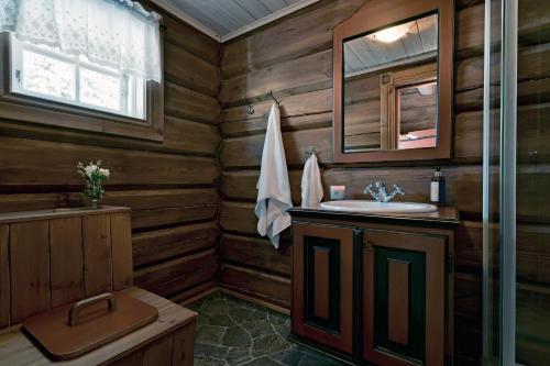 a bathroom with a sink and a mirror at Noreheim in Noresund