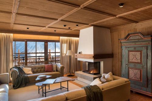 ein Wohnzimmer mit Sofa und Kamin in der Unterkunft Chalet Mimi in Oberlech