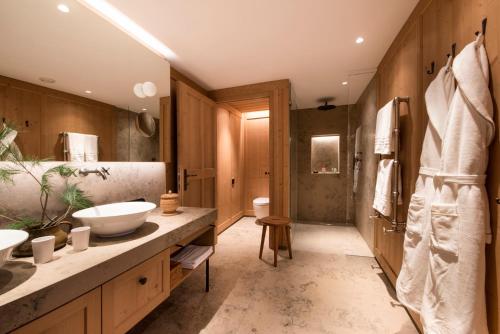 ein Badezimmer mit Waschbecken und Toilette in der Unterkunft Chalet Mimi in Oberlech