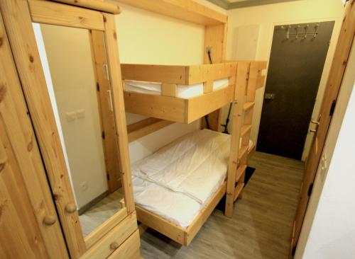 - un lit superposé dans une petite maison dans l'établissement Appartement Le Thuria, à Arc 1800