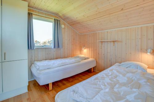 Llit o llits en una habitació de Skærbæk Holiday Center