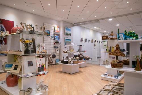 a store filled with lots of different types of vases at Skærbæk Holiday Center in Skærbæk