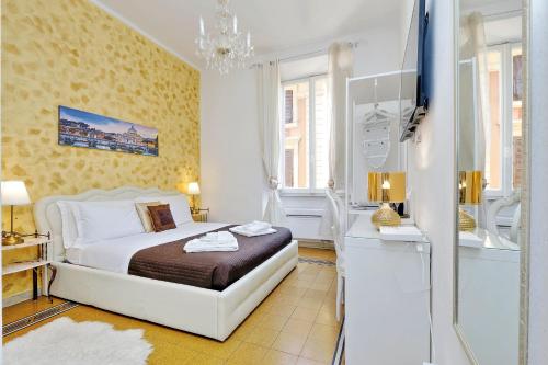 una camera con un letto e una televisione di Luxury Domus Amadeus a Roma