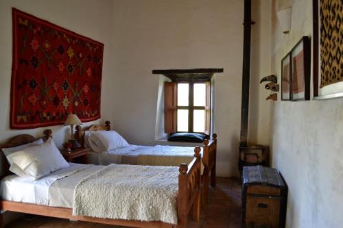 Una cama o camas en una habitación de Casa del Tejedor
