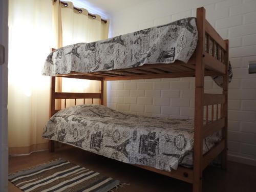 מיטה או מיטות קומותיים בחדר ב-Agradable Casa en Condominio Prados del Mar Tongoy