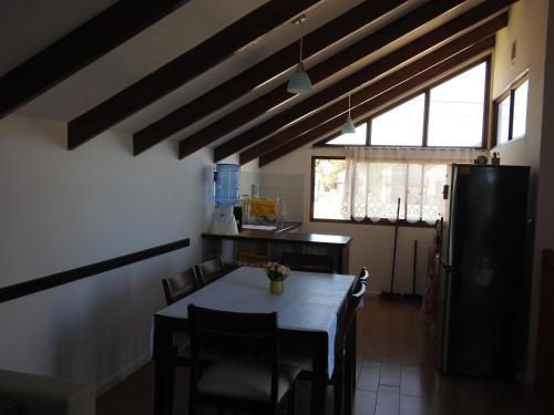 a kitchen with a table and chairs in a room at Agradable Casa en Condominio Prados del Mar Tongoy RENOVADA in Tongoy