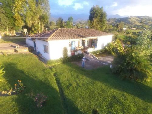 an aerial view of a house with a yard at Buriti EcoH RNT56521, via Termales Santa Rosa de Cabal in Santa Rosa de Cabal