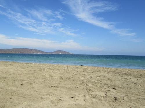 a sandy beach with a view of the ocean at Agradable Casa en Condominio Prados del Mar Tongoy RENOVADA in Tongoy
