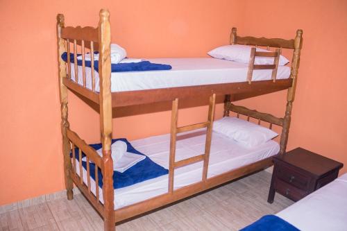Bunk bed o mga bunk bed sa kuwarto sa Pousada Solar Tropical