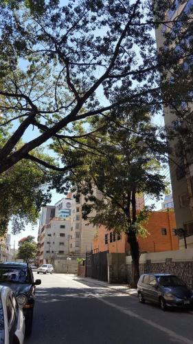 apartosuite Sabana Grande في كاراكاس: شارع فيه سيارات تقف على جانب الطريق