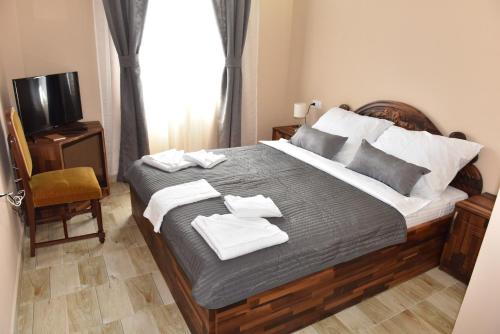 En eller flere senge i et værelse på Hotel "VIR"