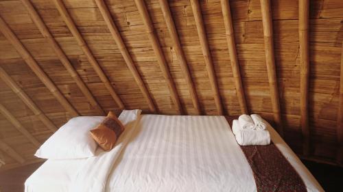 Ein Bett oder Betten in einem Zimmer der Unterkunft Balkondes Kembanglimus