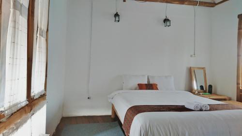 Ein Bett oder Betten in einem Zimmer der Unterkunft Balkondes Kembanglimus