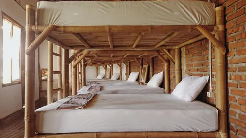 Ein Bett oder Betten in einem Zimmer der Unterkunft Balkondes Kembanglimus