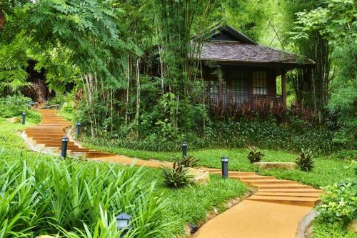 a path leading to a house in a garden at คุ้มสะเมิง-Samoeng Center in Samoeng