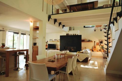 Um restaurante ou outro lugar para comer em Maison d'architecte avec vue sur les Alpilles