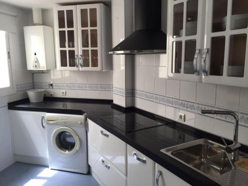 cocina con lavadora en la encimera en Apartamento Julieta, en Sanlúcar de Barrameda