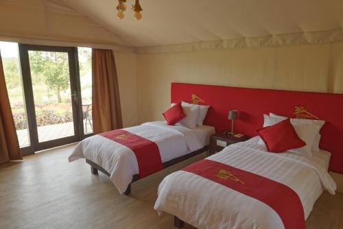 เตียงในห้องที่ "D'BAMBOO KAMP" Desa Wisata Ekang