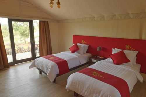 Postel nebo postele na pokoji v ubytování "D'BAMBOO KAMP" Desa Wisata Ekang