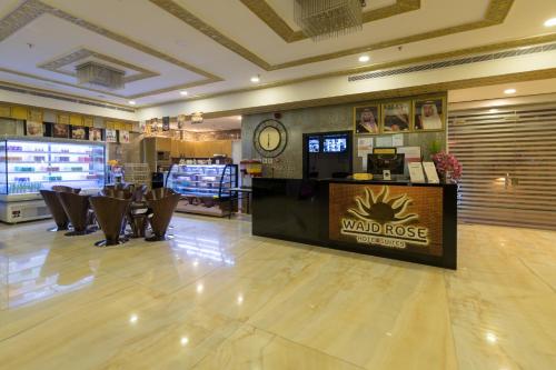 un hall d'un magasin waldrose avec un comptoir et des chaises dans l'établissement Rose Suite Operated by Suite Hotel Management, à Djeddah