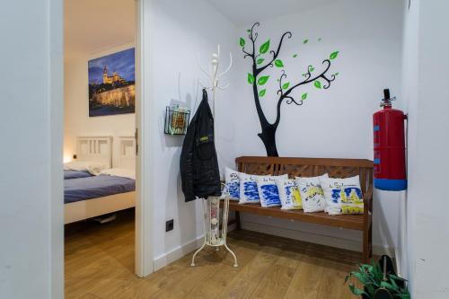 un corridoio con una camera con un letto e una mensola di candeggina di VuT LAS URSULAS a Salamanca