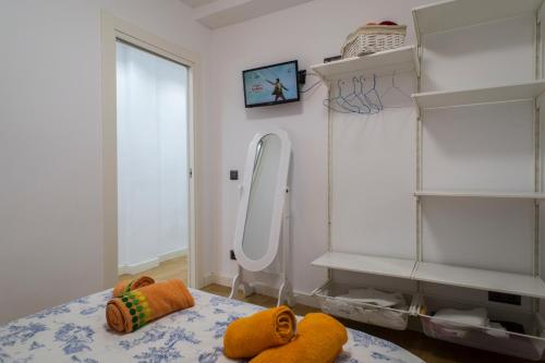 薩拉曼卡的住宿－VuT LAS URSULAS，客房设有水槽和一张带橙色毛巾的床。