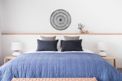 Кровать или кровати в номере Laneway Apartments - Orientem