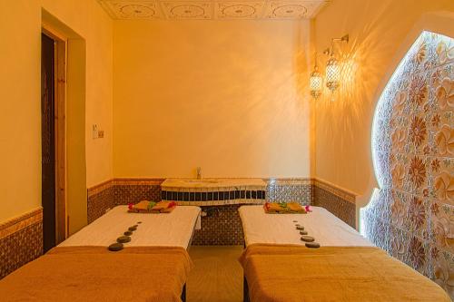 Postel nebo postele na pokoji v ubytování Madinat Al Bahr Business & Spa Hotel