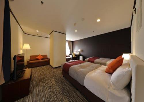 Un pat sau paturi într-o cameră la Garden hotel Shiunkaku Higashimatsuyama