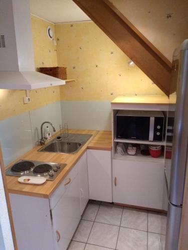 a small kitchen with a sink and a microwave at T1Bis Central Blagnac in Blagnac