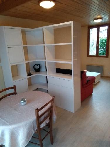 une chambre avec une table et une chambre avec des étagères dans l'établissement T1Bis Central Blagnac, à Blagnac