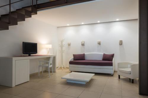 a living room with a couch and a table at Life Hotels Kalaonda Resort in Siracusa