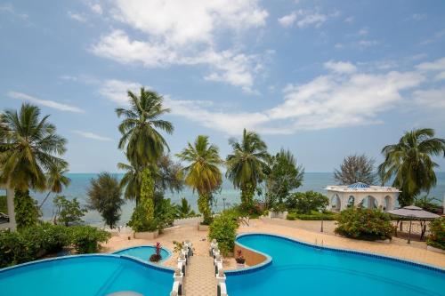 Bazén v ubytování Madinat Al Bahr Business & Spa Hotel nebo v jeho okolí