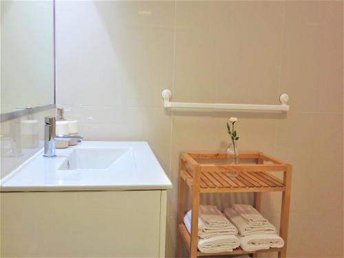 ein Bad mit einem Waschbecken und einem Spiegel in der Unterkunft Tiles Apartments in Porto