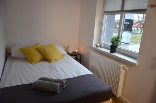 Un dormitorio con una cama con una toalla. en Hostel 55 - darmowy parking en Wroclaw