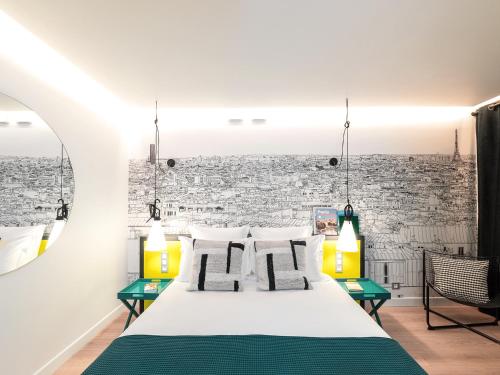 - une chambre avec un grand lit blanc et une fresque murale dans l'établissement Exclusive Loft in Le Marais with AC, à Paris