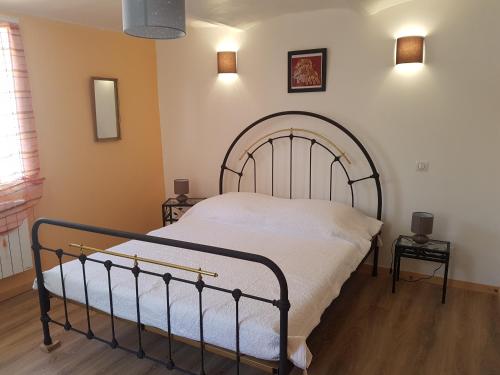 ein Schlafzimmer mit einem großen Bett mit weißer Bettwäsche in der Unterkunft Maison Atypique au pied du château in Montélimar