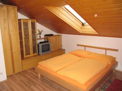 Ferienwohnungen Haus Bliem tesisinde bir odada yatak veya yataklar