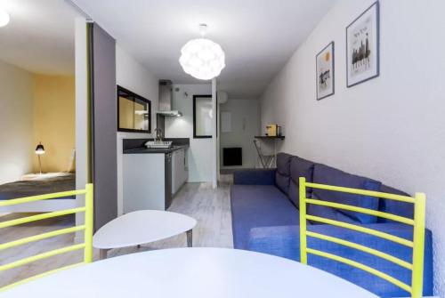 un salon avec un canapé et une table dans l'établissement T2 Design Hypercentre Capitole, à Toulouse