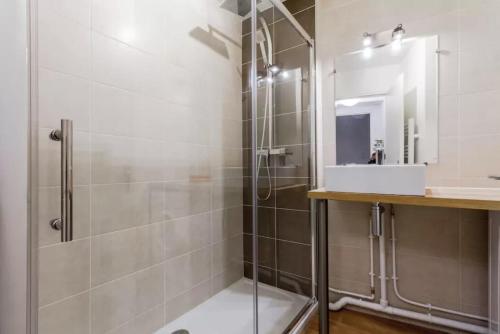 une salle de bain avec une douche avec un lavabo et un miroir dans l'établissement T2 Design Hypercentre Capitole, à Toulouse