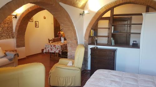 a living room with a bed and a table at La Bellana in Guardistallo