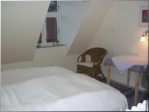 1 dormitorio con 1 cama, 1 mesa y 1 silla en Klosterpensionen en Viborg