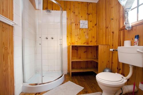 un bagno con doccia, WC e vasca di The Spotted Grunter Resort a Port St Johns